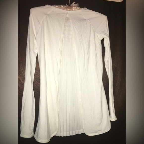 15.5”PTP SIZE 4 or SMALL LULULEMON MAKING MOVES PLEATED LONG SLEEVE WHITE TOP - Picture 4 of 16